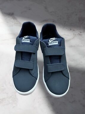 Nike Court Royale Kids Velcro Sneakers - Dark Blue & White Size 3Y